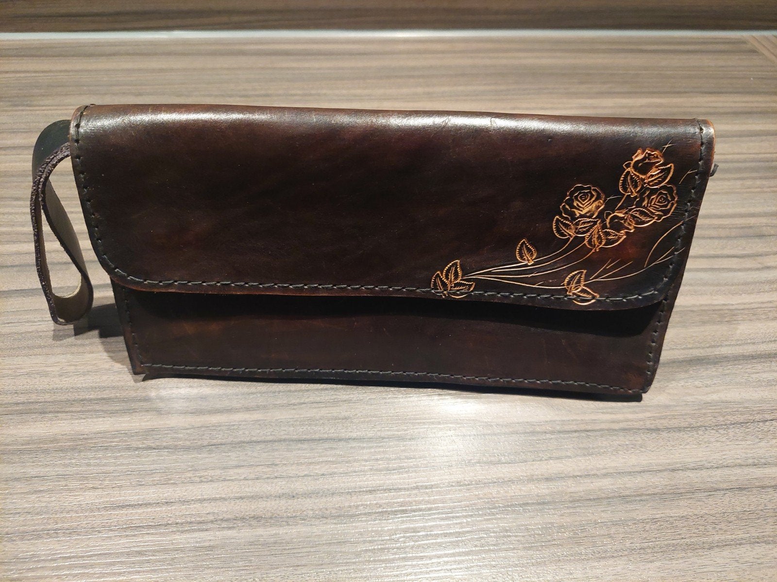 Donkerbruine Leren Clutch/Handtas met Gegraveerde Bloemen, Ophalen of Verzenden, Zo goed als nieuw, Bruin, Avondtasje