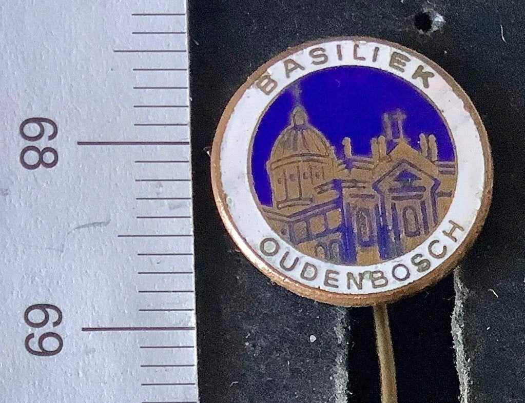 speld, emaille, Oudenbosch Basiliek (AR, Ophalen of Verzenden, Gebruikt, Overige onderwerpen, Speldje of Pin
