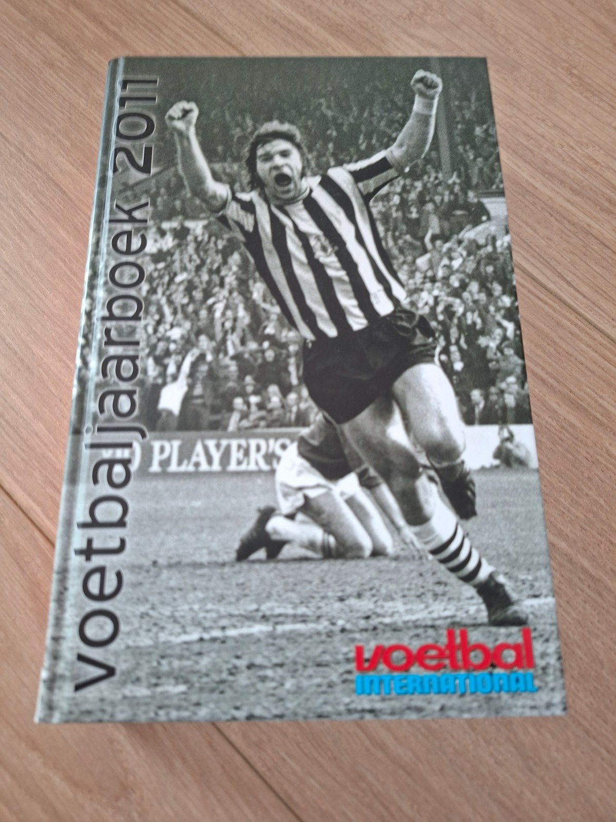 Voetbal International Voetbaljaarboek 2011, Ophalen of Verzenden, Zo goed als nieuw, Voetbal International, Overige sporten