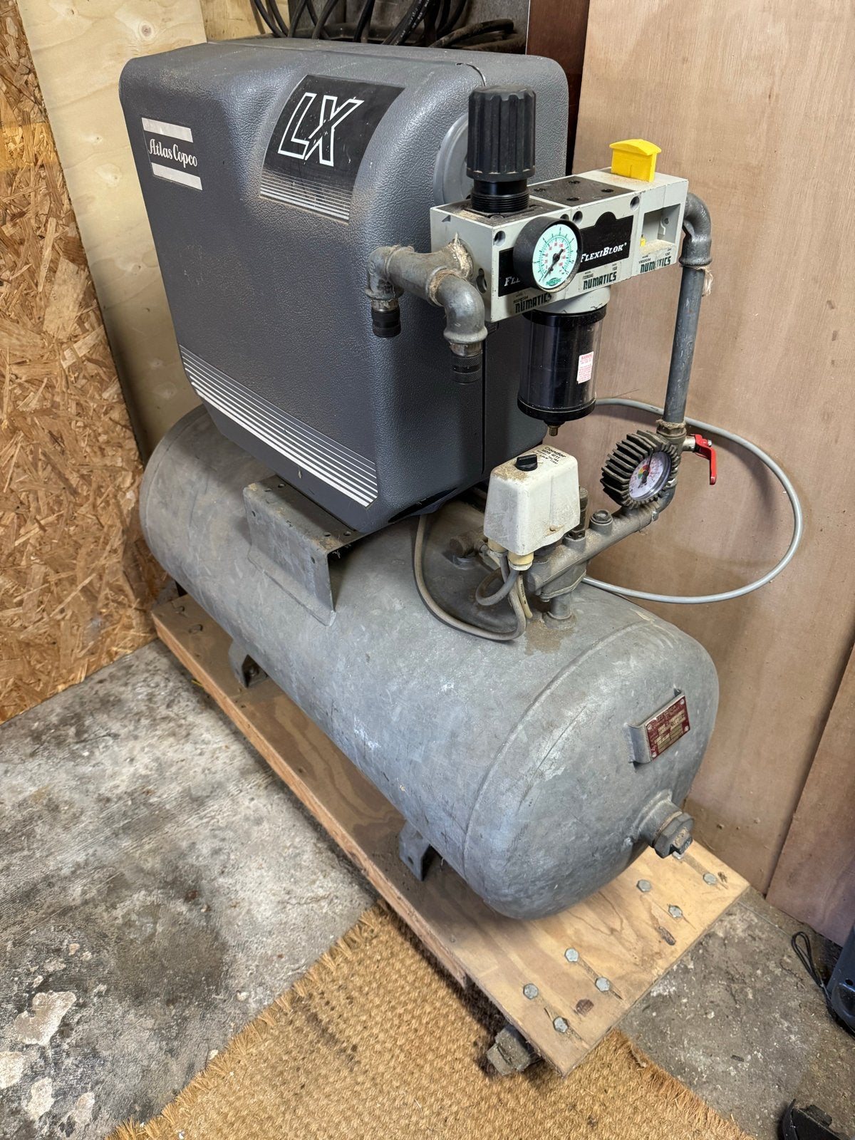 Atlas Copco LX 108  125ltr tank Compressor, Ophalen, Gebruikt, 400 tot 800 liter/min, 10 bar of meer