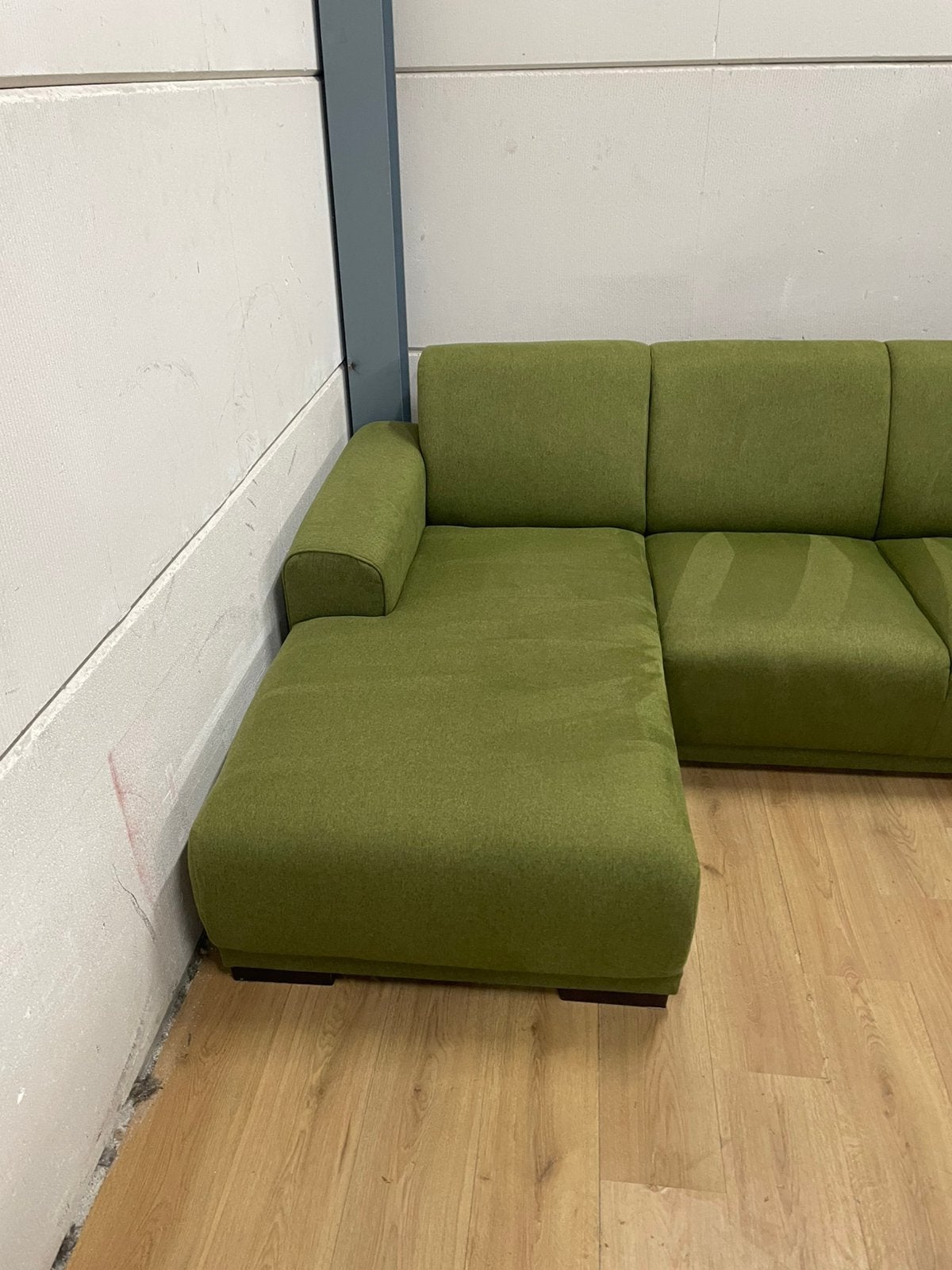Foto 3 van Mooie luxe suede olijfgroene hoekbank - GEREINIGD!!!