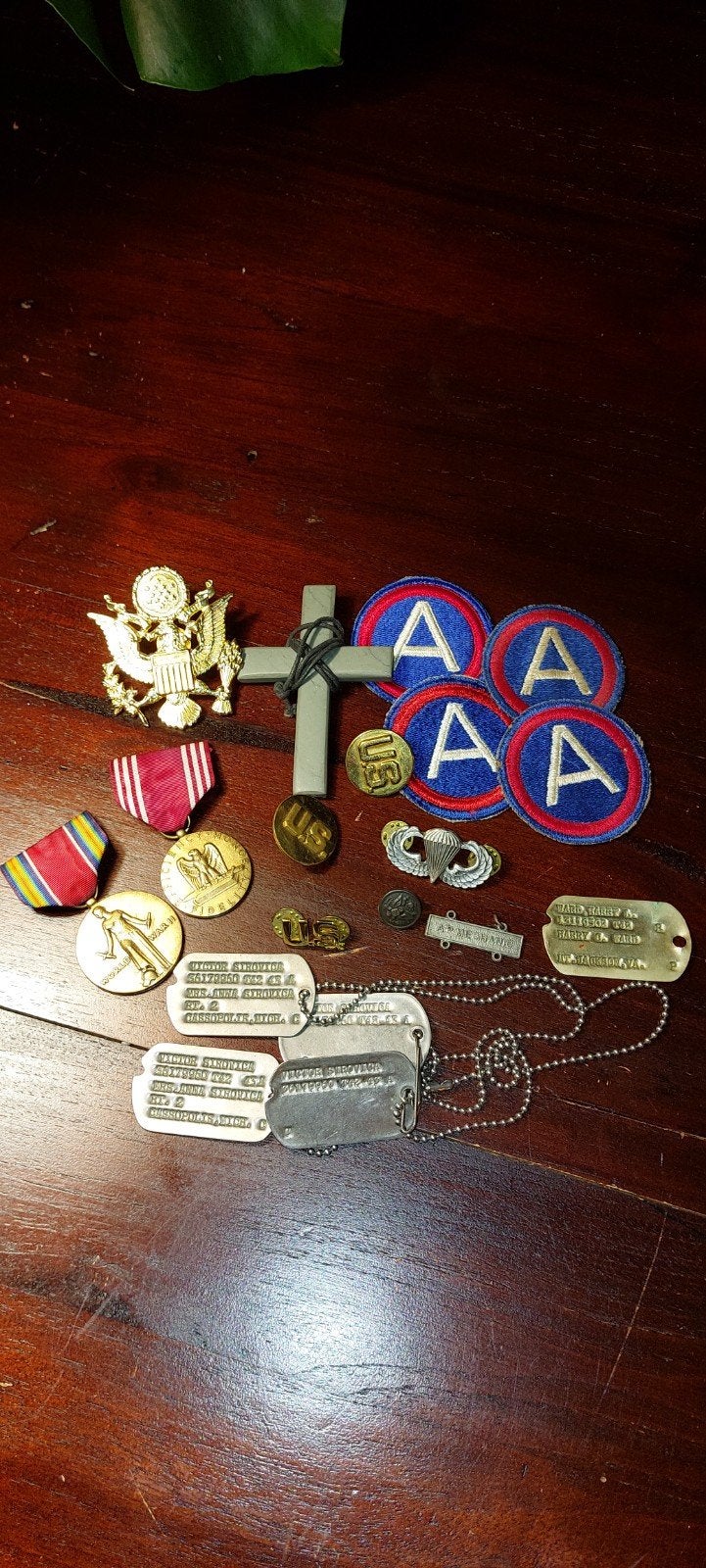 US dog tags met medailles en emblemen, Verzamelen, Verzenden, Landmacht, Amerika, Embleem of Badge