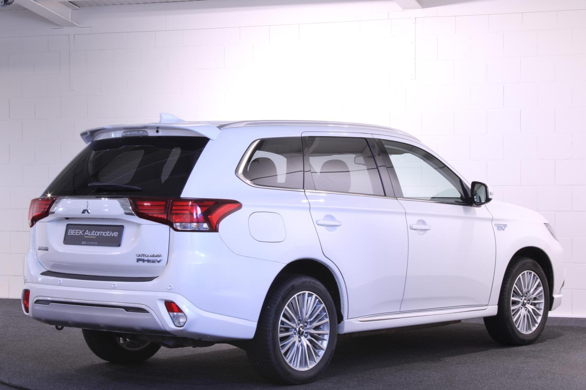 Mitsubishi Outlander 2.4 PHEV Intense | Camera | Leder | Cru, Auto's, Automaat, 4 cilinders, Met garantie (alle), Wit