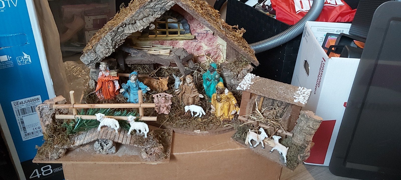 Hoogwaardige Kerststal 3 delig met muziek! kunststof popjes, Ophalen, Zo goed als nieuw