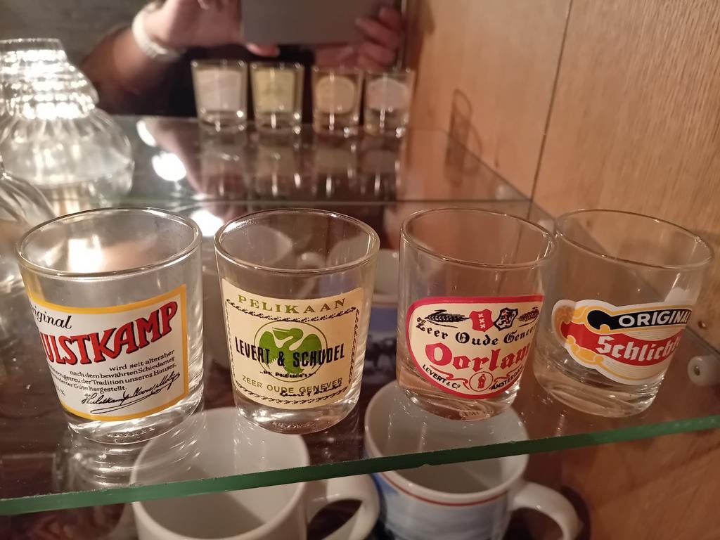 Set van 4 vintage borrelglaasjes met opdruk, Verzamelen, Ophalen of Verzenden, Zo goed als nieuw, Borrel- of Shotglas