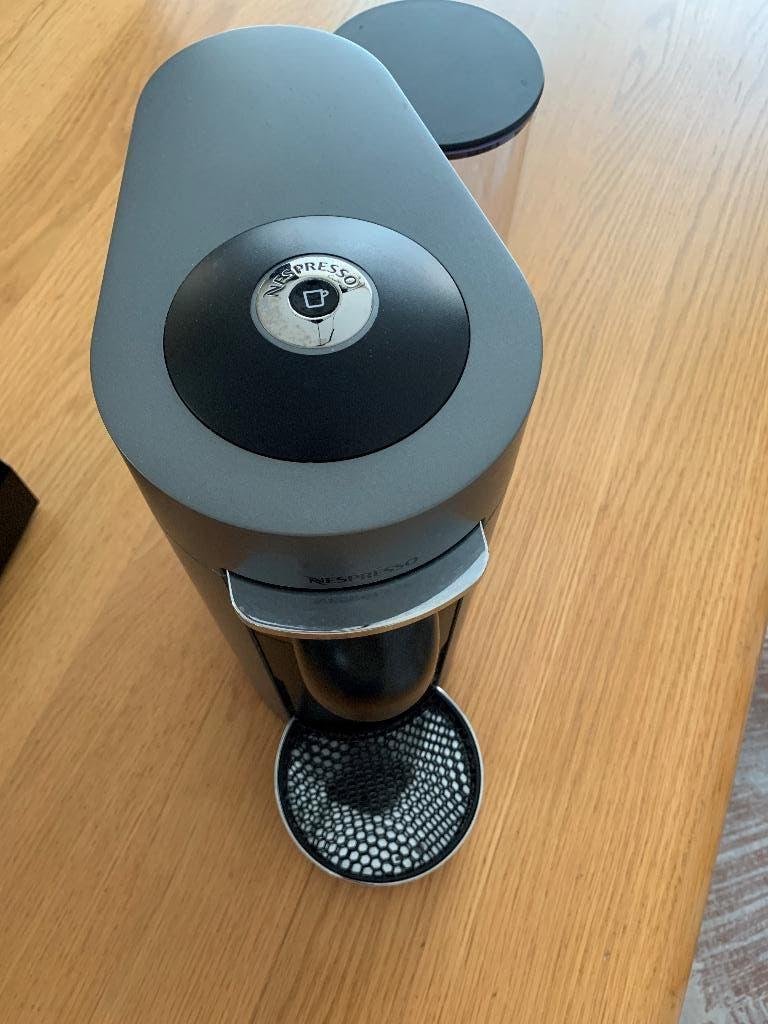 Nespresso - Vertuo - Titanium, Gebruikt, Koffiemachine, Ophalen of Verzenden, Koffiepads en cups