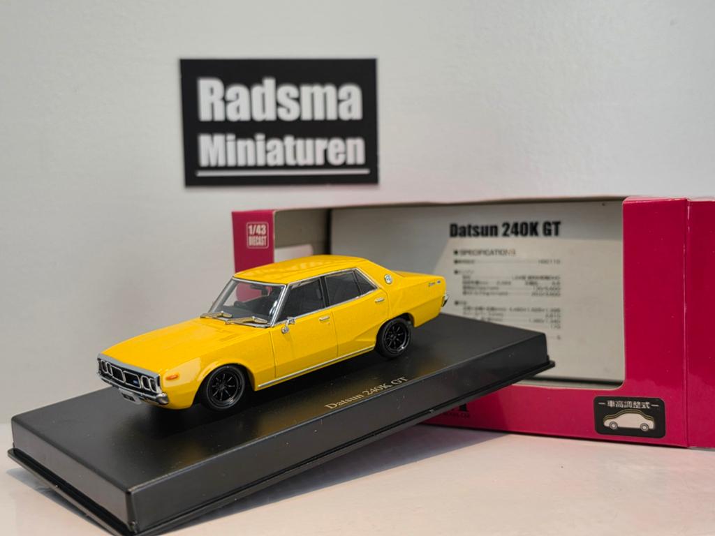 Datsun 240K GT - JDM Style - 1:43 Dism, Hobby en Vrije tijd, Modelauto's | 1:43, Overige merken, Ophalen of Verzenden, Zo goed als nieuw