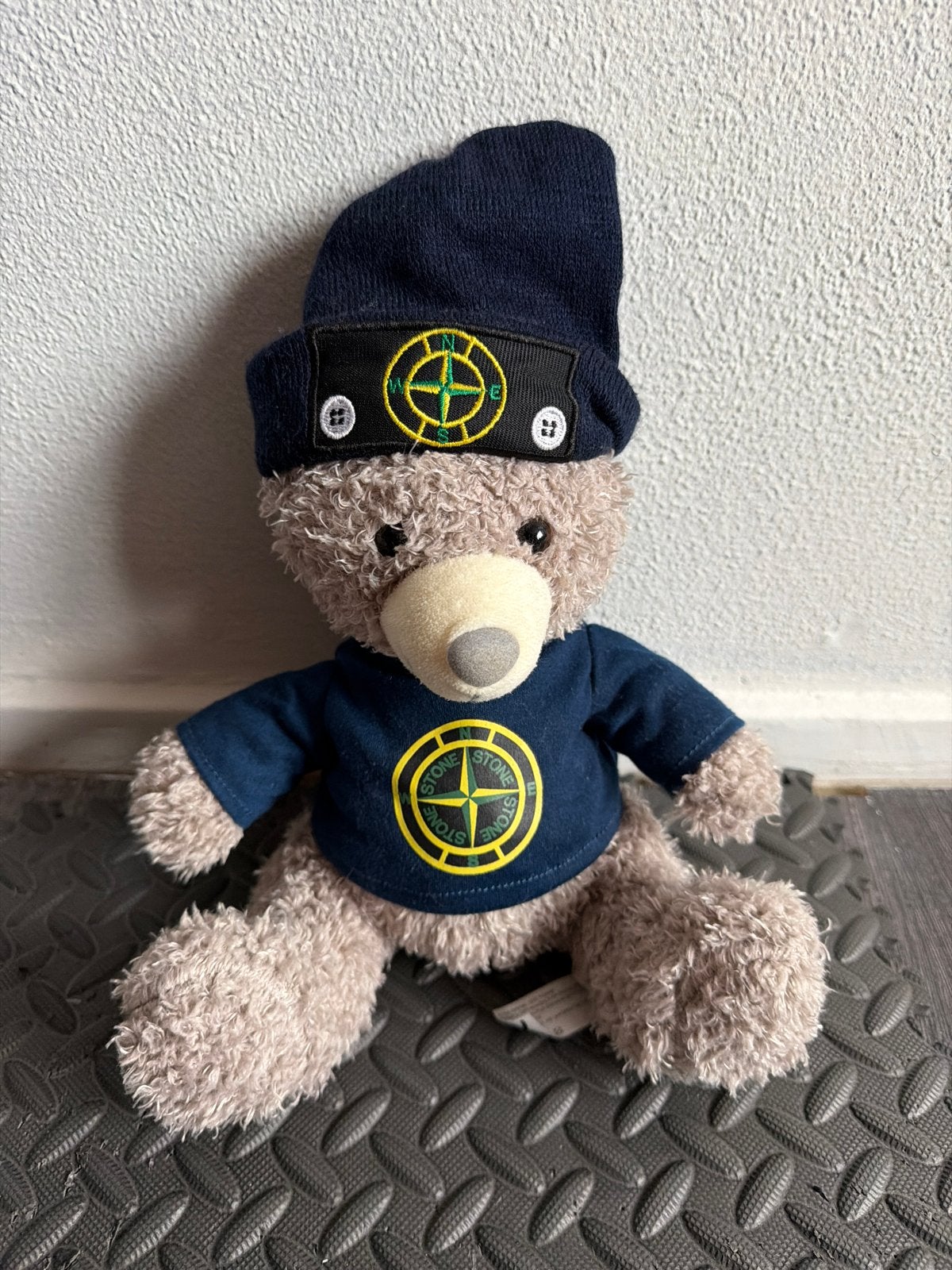 Knuffelbeer met Stone Island kleding, Beer, Ophalen of Verzenden, Zo goed als nieuw, Met kleding of accessoire