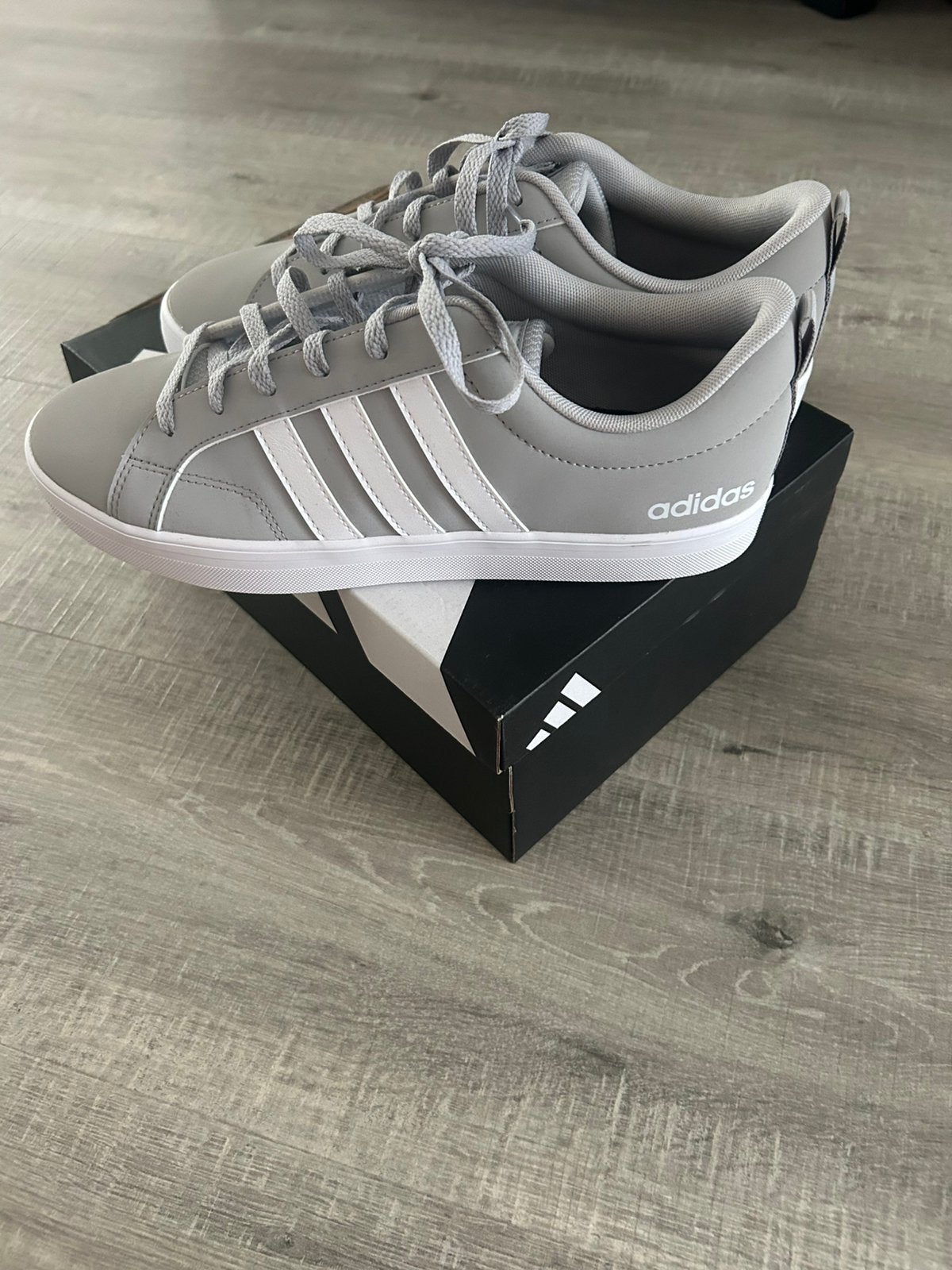 Adidas maat 43,5 nieuw, Overige kleuren, Nieuw, Ophalen of Verzenden, Sneakers of Gympen