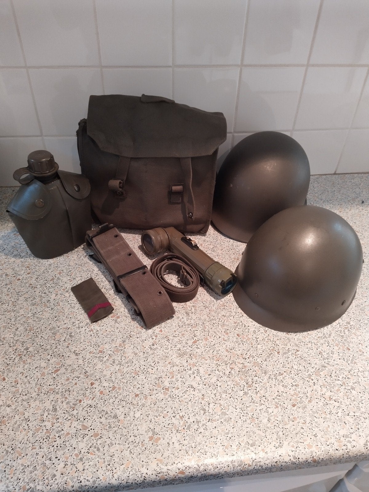 leger set koninklijke landmacht helm, pukkel, veldfles, kopp, Ophalen of Verzenden, Nederland, Helm of Baret