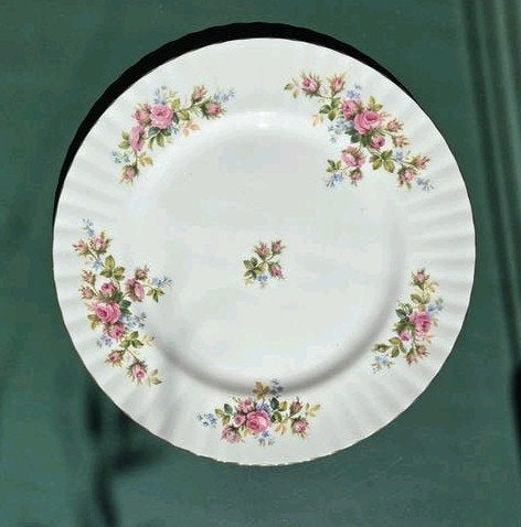 Zgan Dinerbord "Moss Rose" / Royal Albert, Ophalen of Verzenden, Zo goed als nieuw, Bord(en), Overige stijlen