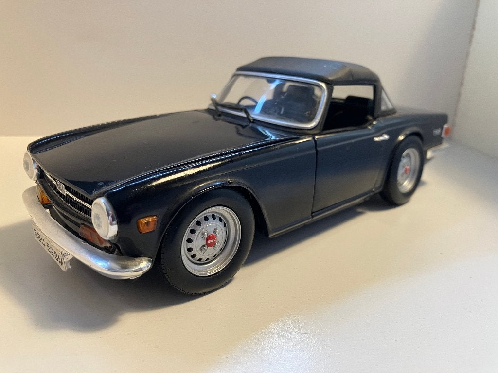 Truimph  TR6  Softtop van 1974  zwart  1/18  ERTL, Hobby en Vrije tijd, Ophalen of Verzenden, Zo goed als nieuw, Auto, ERTL
