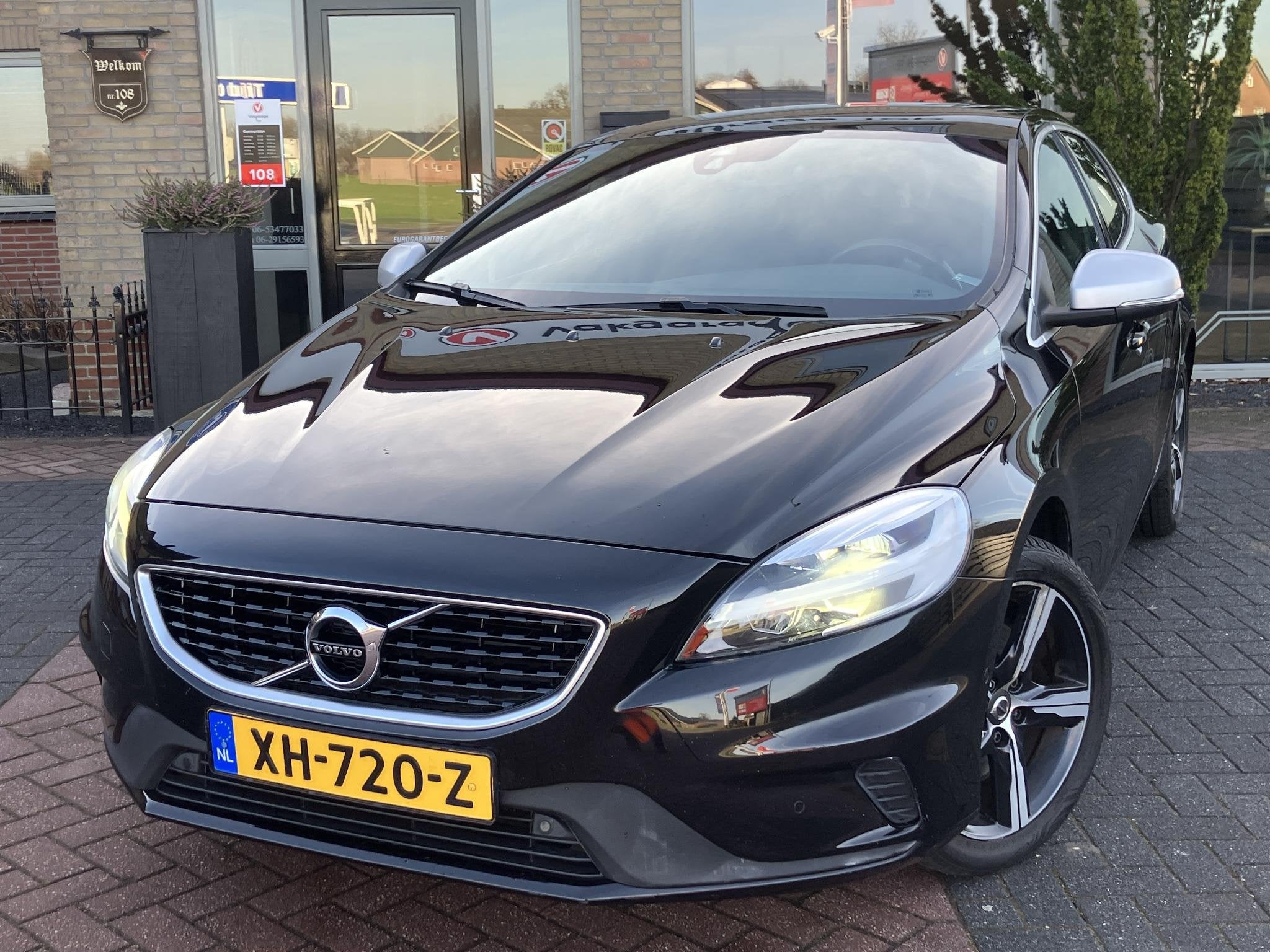 Volvo V40 1.5 T3 Polar+ Sport | R-Design | Pano | Leder | NA, Euro 6, 4 cilinders, 700 kg, Zwart