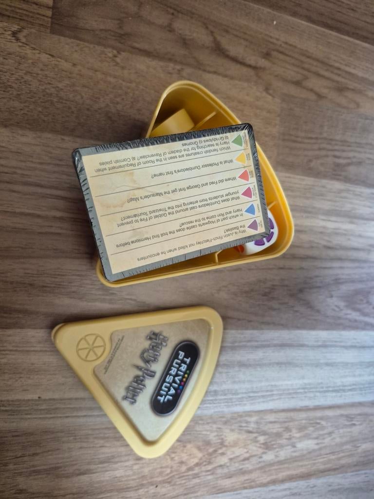 Harry Potter Trivial Pursuit - Compacte Editie, Vijf spelers of meer, Ophalen of Verzenden, Zo goed als nieuw, Winning Moves