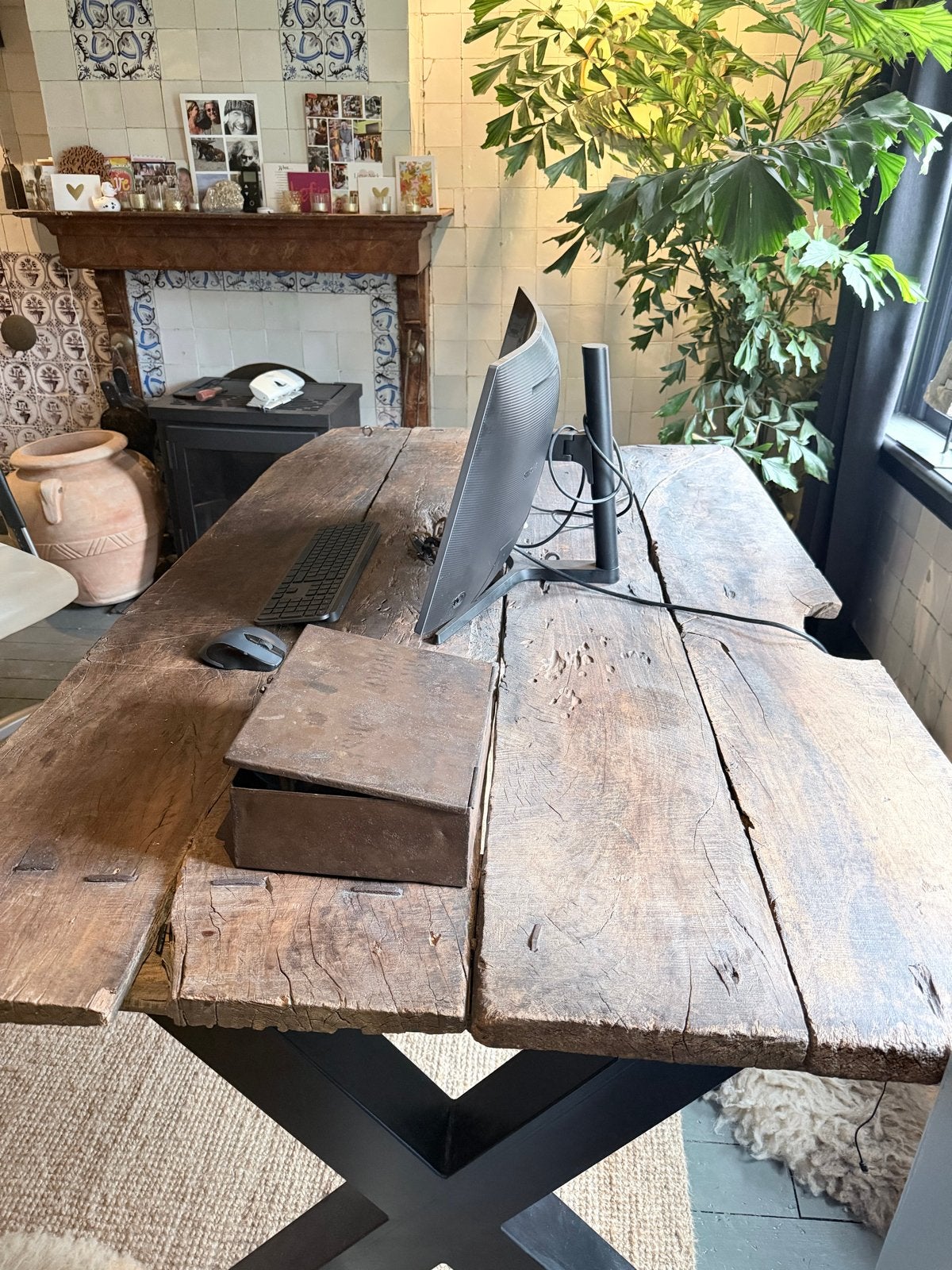 Unieke robuuste houten tafel met metalen onderstel, Ophalen