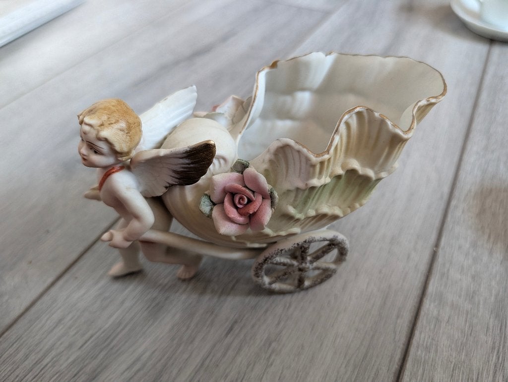 Te koop: porseleinen beeldje - engeltje met bloemenwagen, Ophalen of Verzenden, Gebruikt, Mens