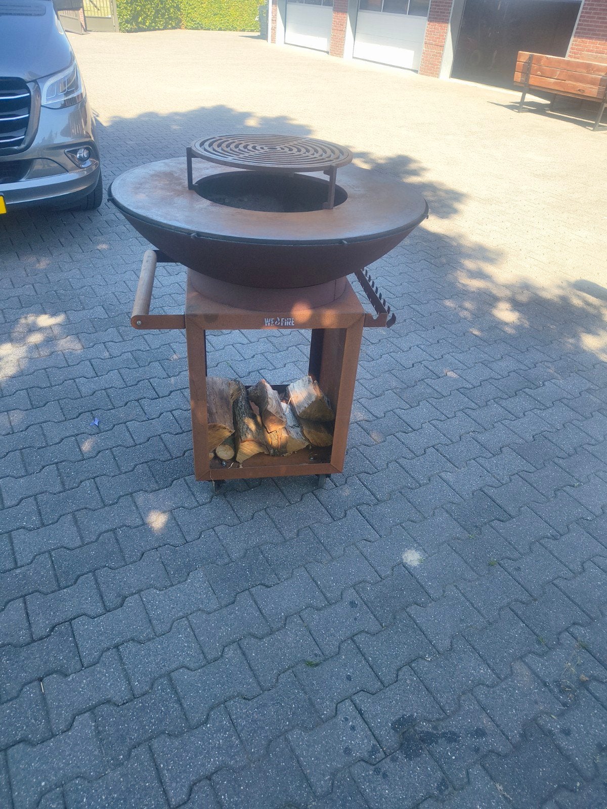We Fire Vuurkorf/BBQ met opslag en grillrooster, Ophalen, Zo goed als nieuw