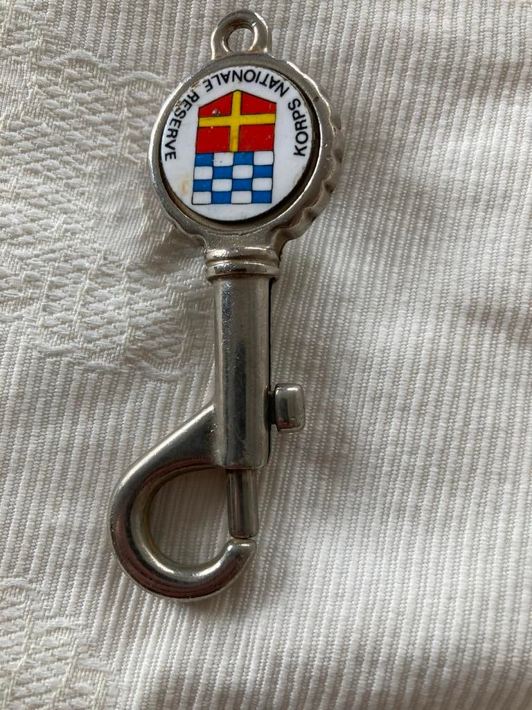 Korps Nationale Reserve sleutelhanger (Flesopener), Verzamelen, Verzenden, Landmacht, Nederland, Overige typen