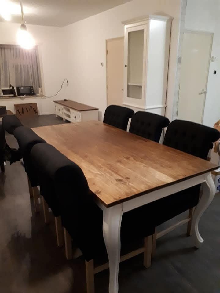 Eettafel en salontafel met zwarte stoelen., Ophalen