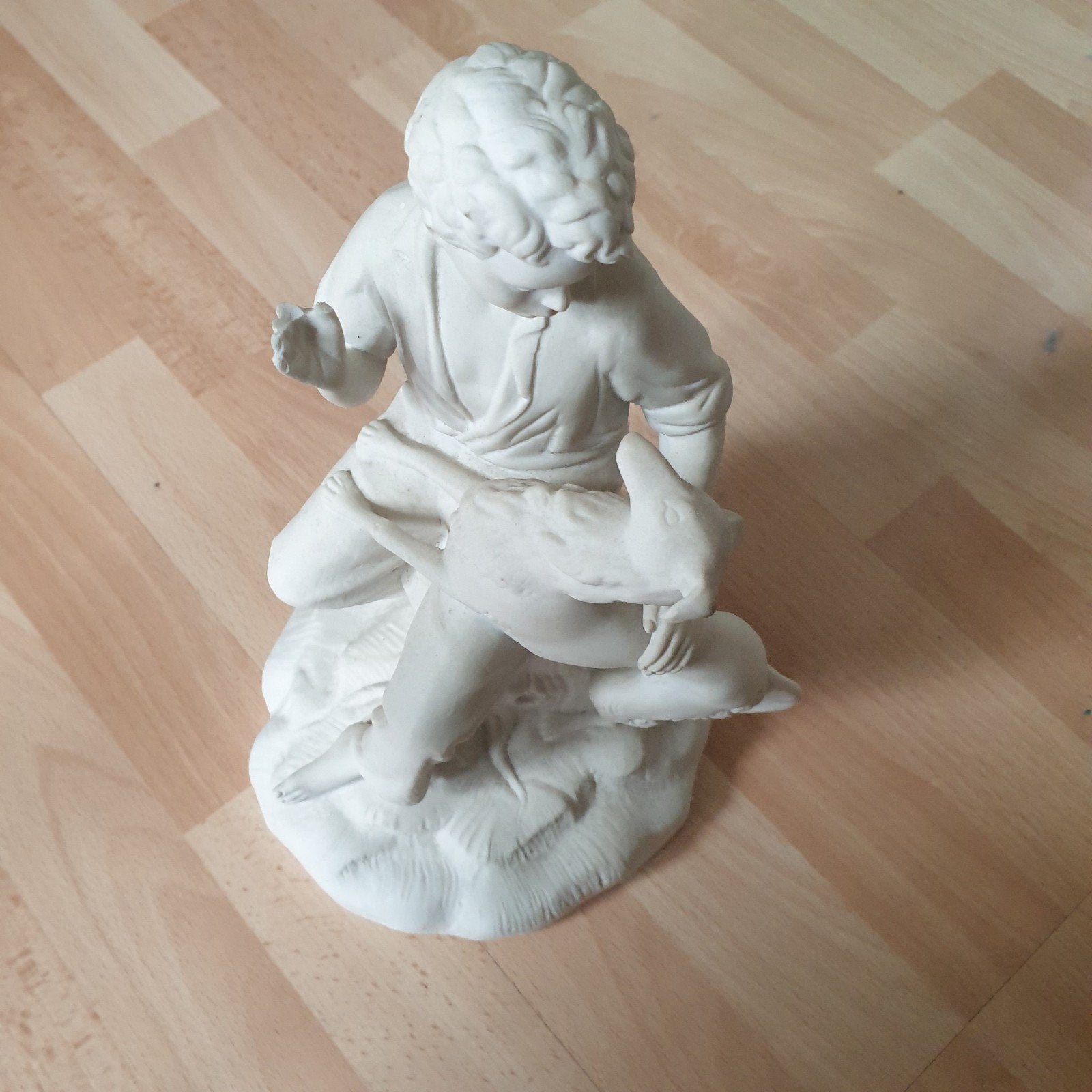Beeldje van jongen met hond - Gips, Gips, Ophalen of Verzenden, Handgemaakt, 20 - 50 cm