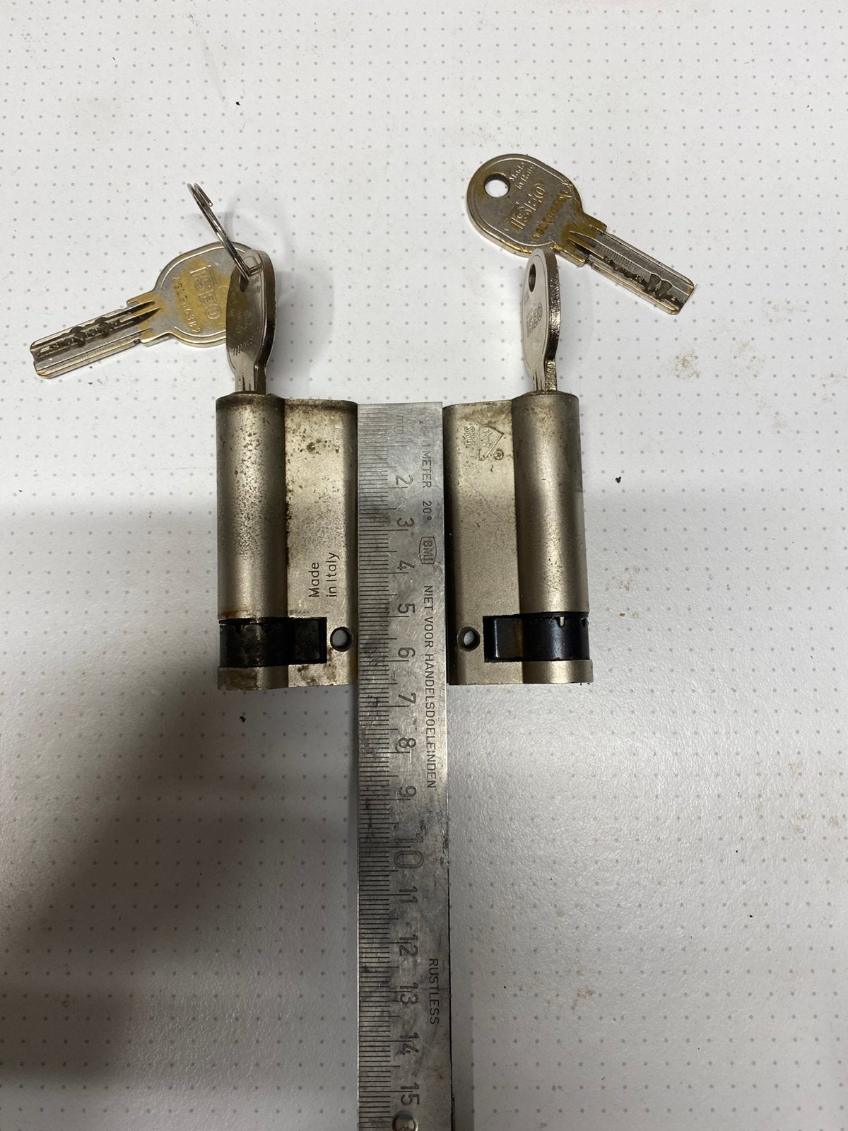 Twee ISEO inzet sloten voor overhead of garagedeur, Ophalen of Verzenden, Gebruikt, Overige materialen, Slot