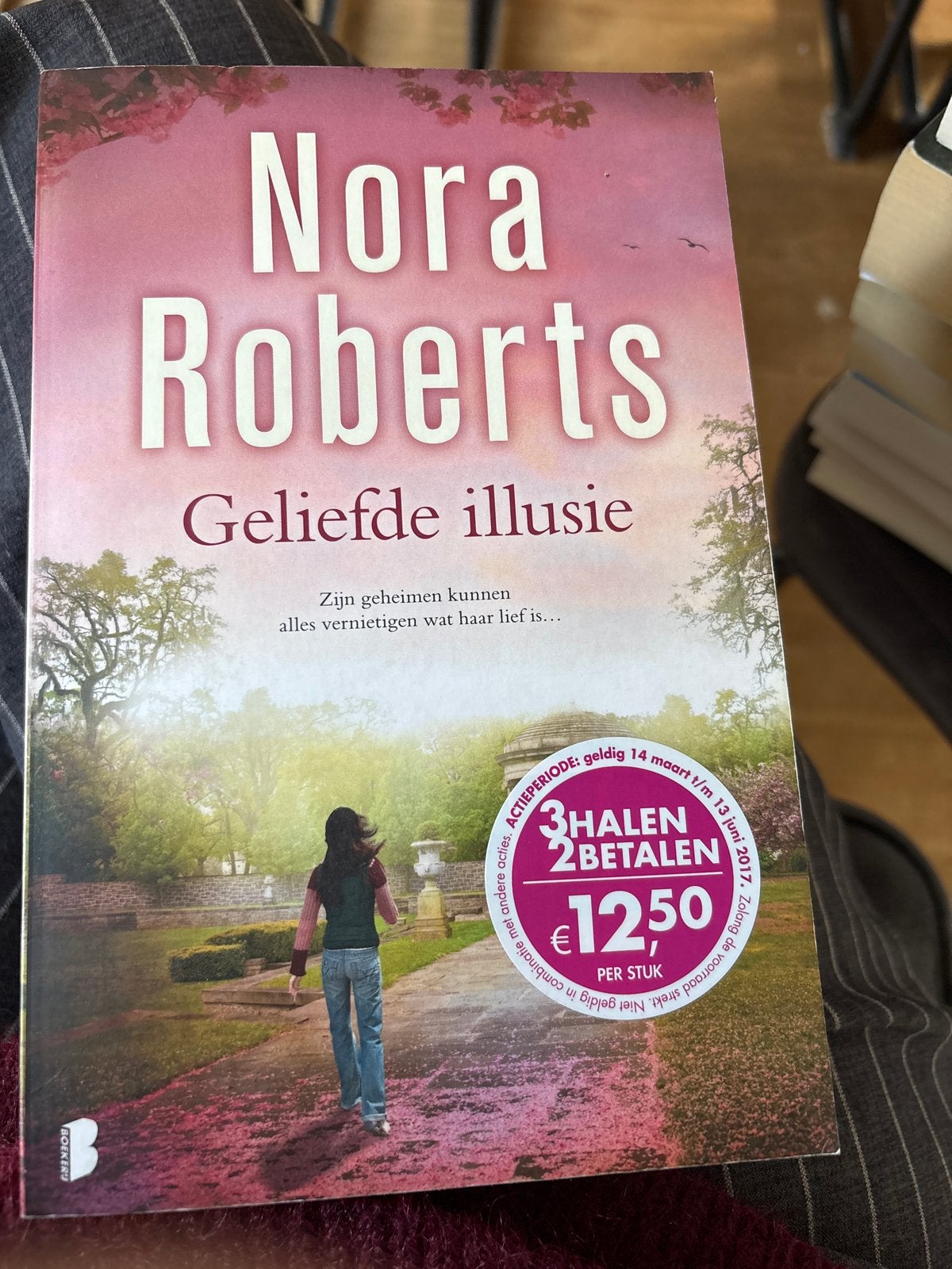 Nora Roberts - Geliefde illusie (roman), Ophalen of Verzenden, Zo goed als nieuw, Nederland