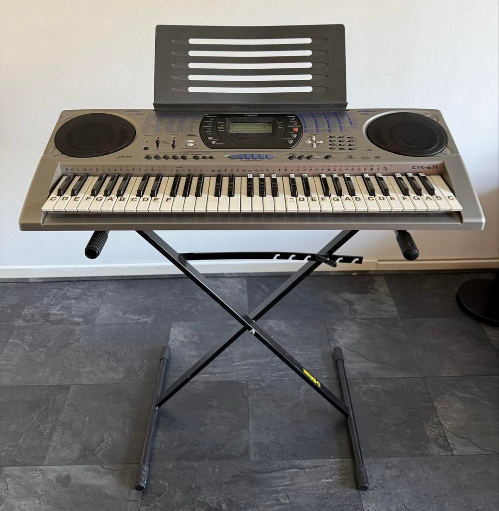 Casio CTK-671 Keyboard met standaard, Muziek en Instrumenten, Keyboards, Zo goed als nieuw, 61 toetsen, Casio, Aanslaggevoelig