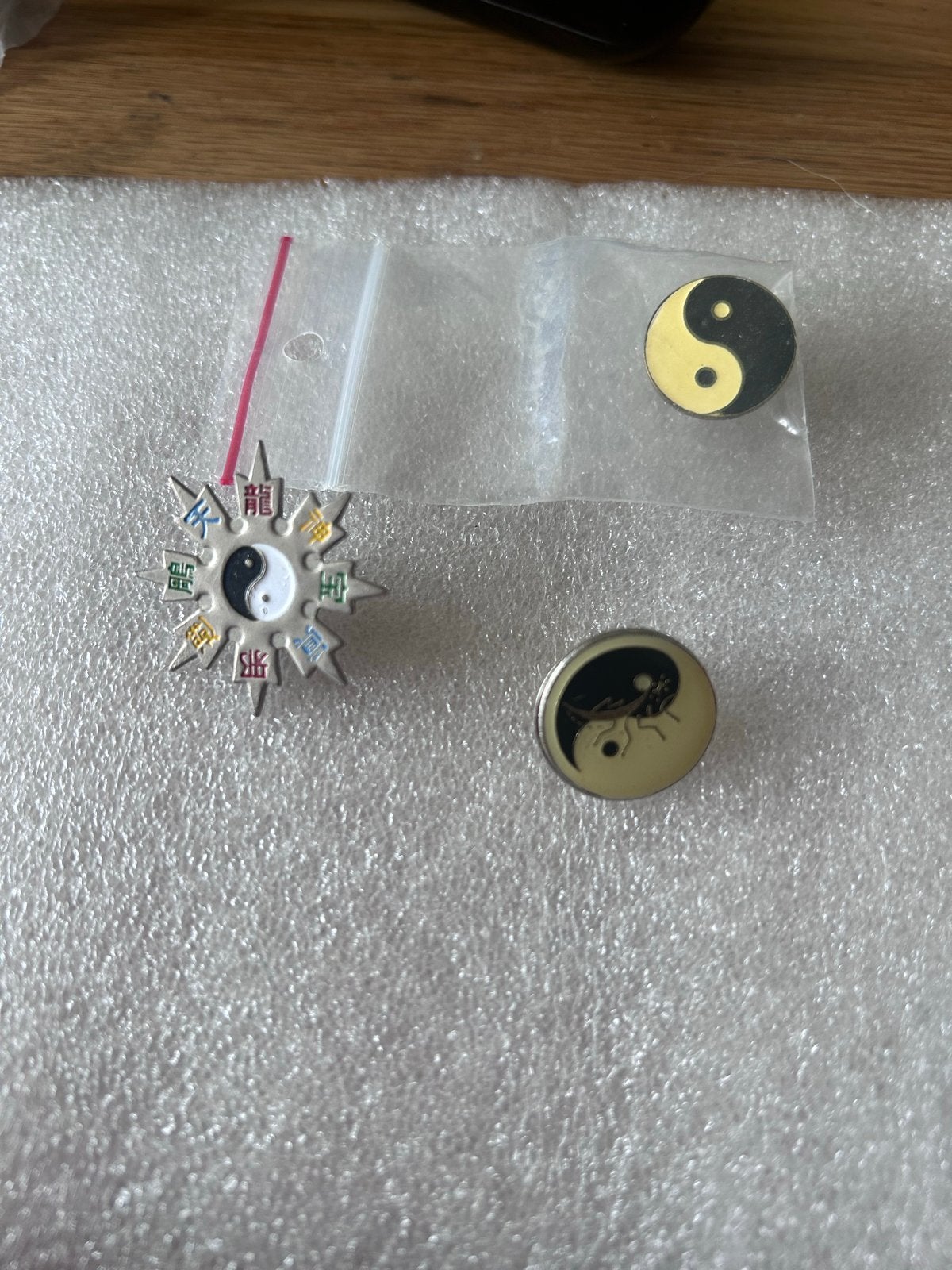 Set van 3 Yin Yang Pins - Nieuwstaat, Verzamelen, Ophalen of Verzenden, Zo goed als nieuw, Overige onderwerpen, Speldje of Pin