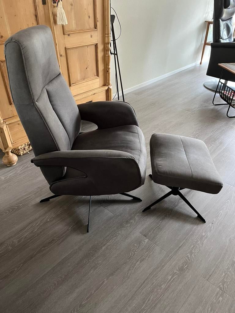 Fauteui met hokker. Grijs, Ophalen, Zo goed als nieuw, 75 tot 100 cm, 50 tot 75 cm