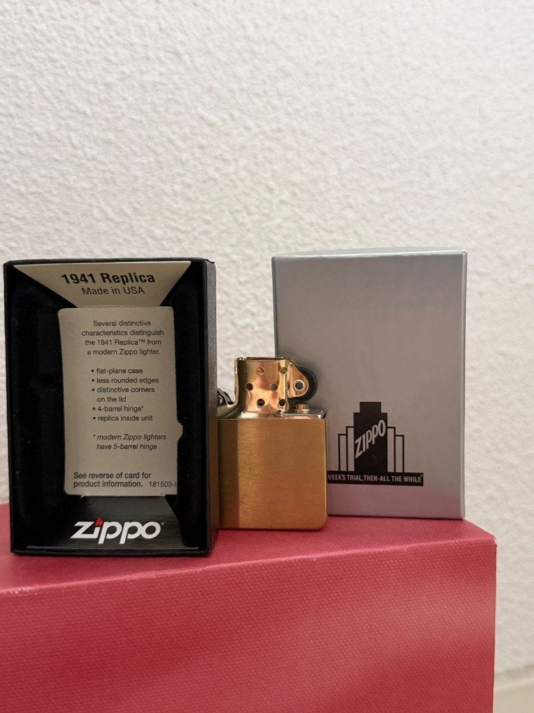 Zippo 1941 Replica Brush Brass 2023 + originele doos, Ophalen of Verzenden, Gebruikt, Aansteker