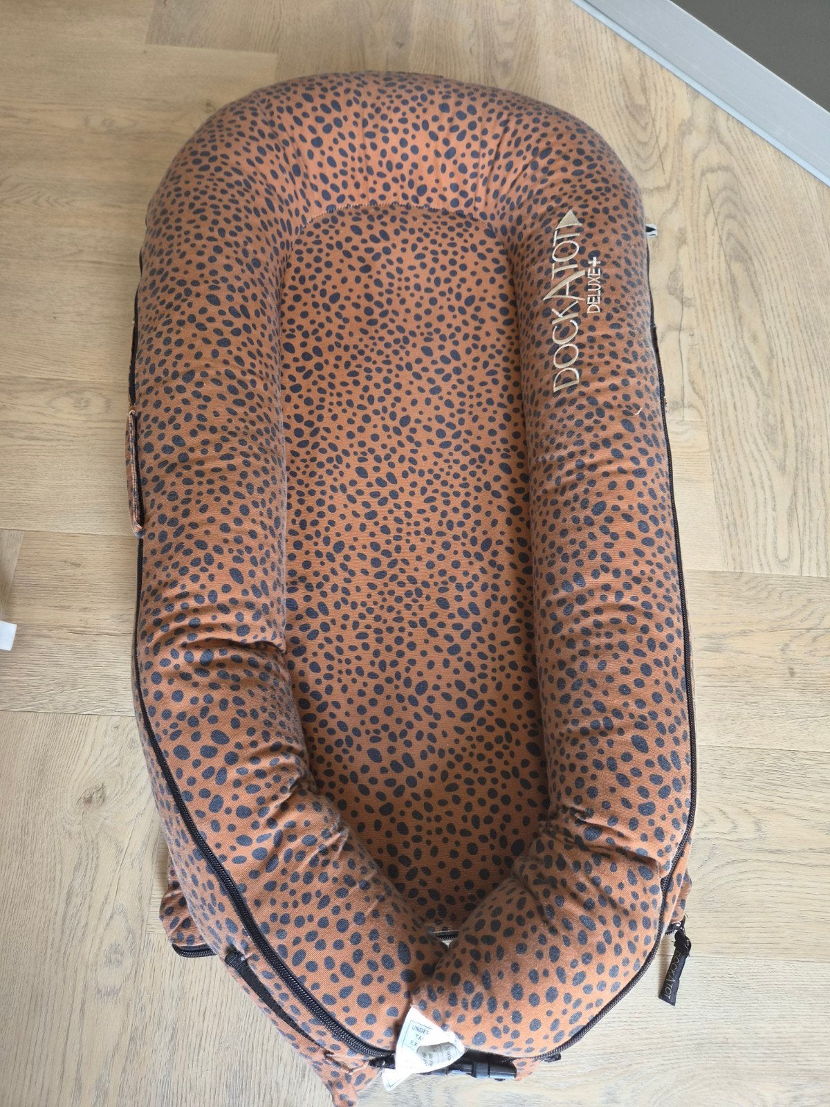 Dockatot Deluxe Babynest - Luipaardprint, Ophalen of Verzenden, Zo goed als nieuw