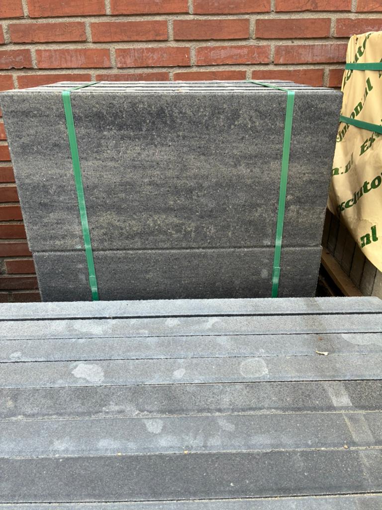 Nieuwe zwart/grijze betontegels + bandjes (ongeveer 9m2), Tuin en Terras, Tegels en Klinkers, Ophalen, Nieuw, 5 tot 10 m², Beton