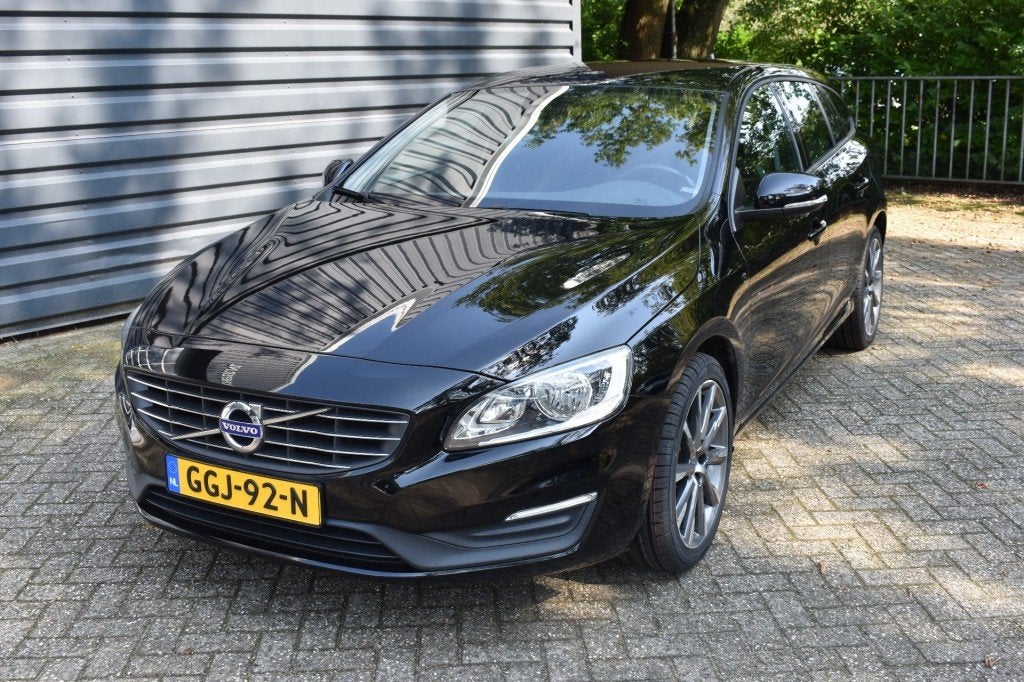 Volvo V60 2.4 D5  5 CILINDER!! MOMENTUM!!!AUTOMAAT!!BJ 2015!, Euro 5, Zwart, Diesel, Verwarmde buitenspiegels