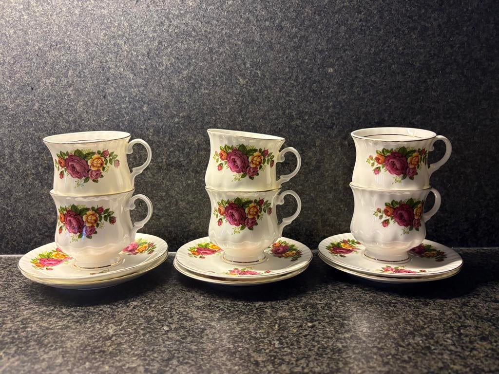 6 Engelse kop en schotels Royal Southampton Bone China, Ophalen of Verzenden, Zo goed als nieuw, Overige stijlen, Kop(pen) en/of Schotel(s)
