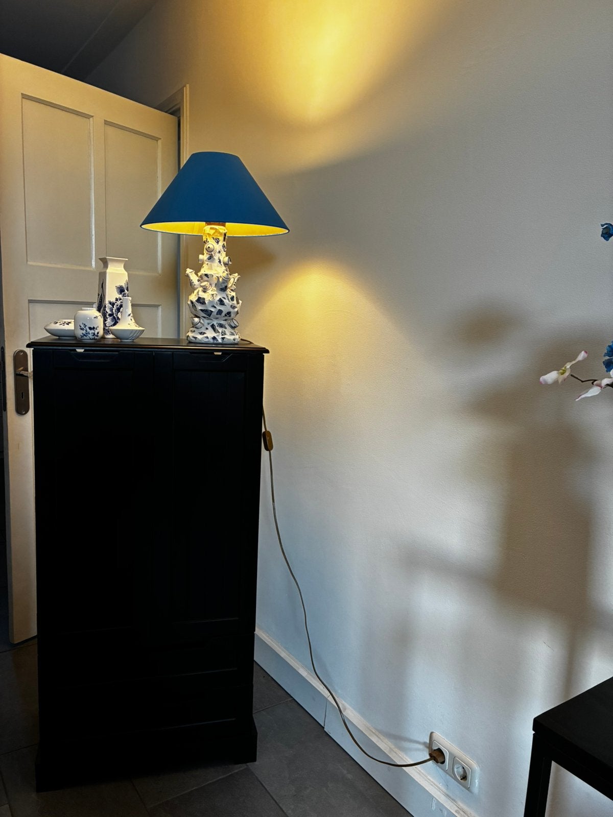 Mooie dichte zwarte kast, Huis en Inrichting, Kasten | Vitrinekasten, Ophalen, Met deur(en), 100 tot 150 cm, 50 tot 100 cm