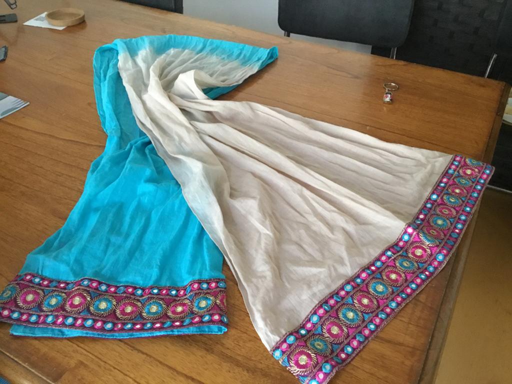 Sjaal, Kleding | Dames, Mutsen, Sjaals en Handschoenen, Ophalen of Verzenden, Zo goed als nieuw, Maat 46/48 (XL) of groter, Sjaal
