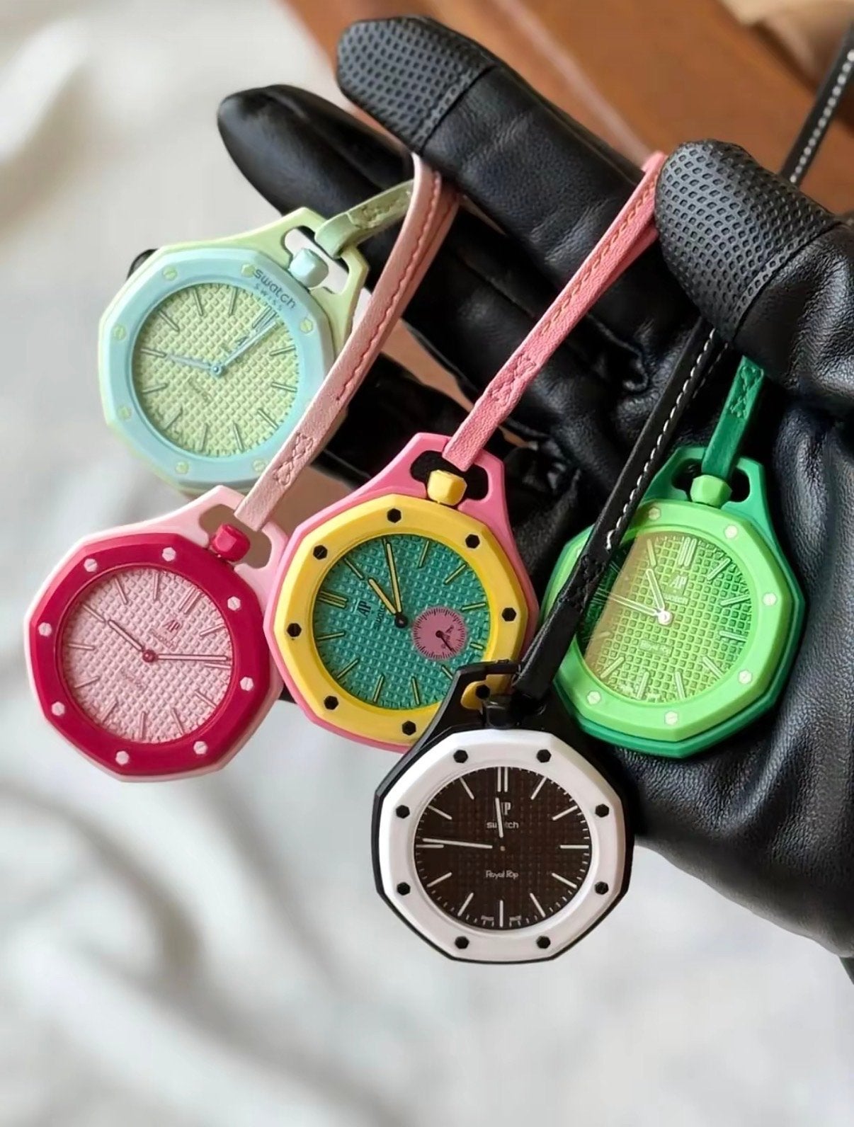 Kleurrijke Swatch en AP Royal Oak sleutelhanger horloges, Sieraden, Tassen en Uiterlijk, Horloges | Dames, Swatch, Nieuw, Ophalen of Verzenden