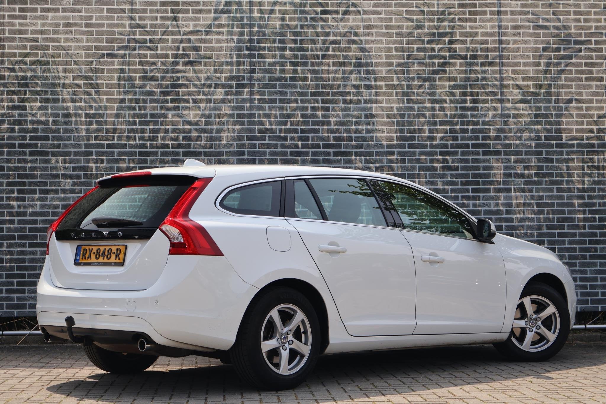 Volvo V60 1.5 T3 Polar+ | Trekhaak | Navigatie | High Perfor, Auto's, Volvo, 12 maanden, 4 cilinders, Leder en Stof, Wit