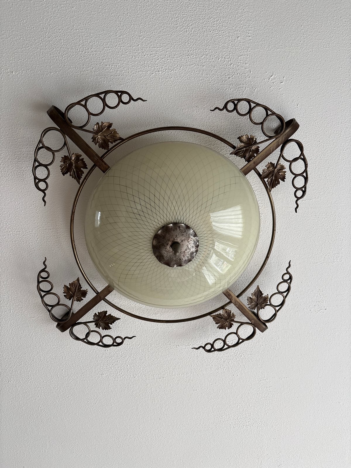Vintage plafondlamp met metalen decoratie en glazen kap, Overige merken, Gebruikt, Overige fittingen, Bruin