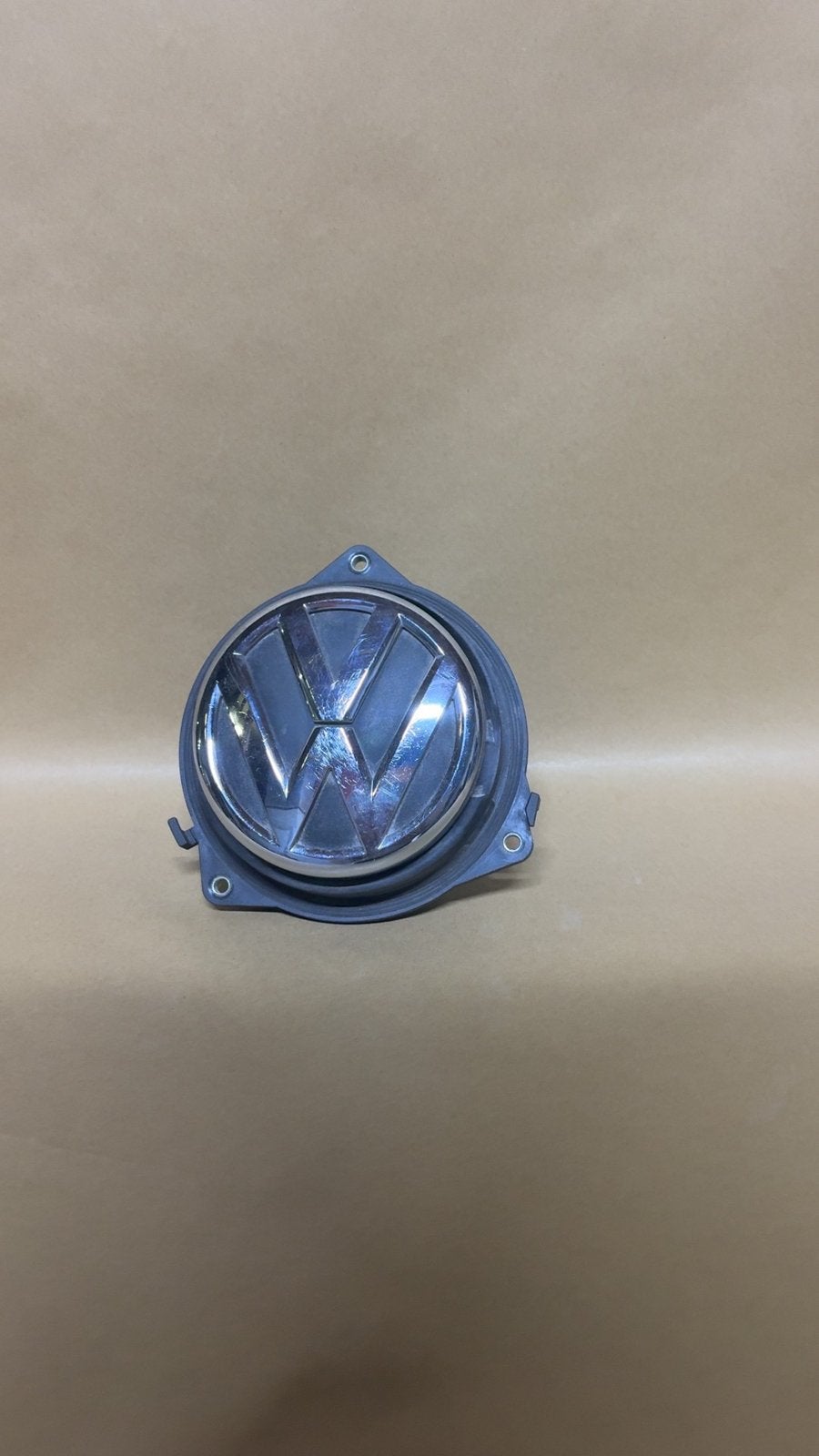 VW Achterklep Slot Embleem Kofferbakopener 6R0827469C, Auto-onderdelen, Gebruikt, Achterklep, Volkswagen, Ophalen of Verzenden