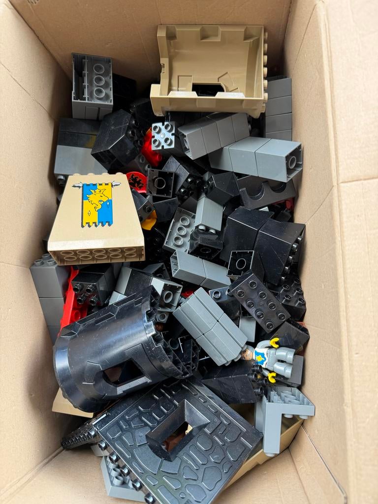 Grote doos met LEGO duplo  kasteelbouwstenen en figuren, Kinderen en Baby's, Speelgoed | Duplo en Lego, Ophalen of Verzenden, Gebruikt