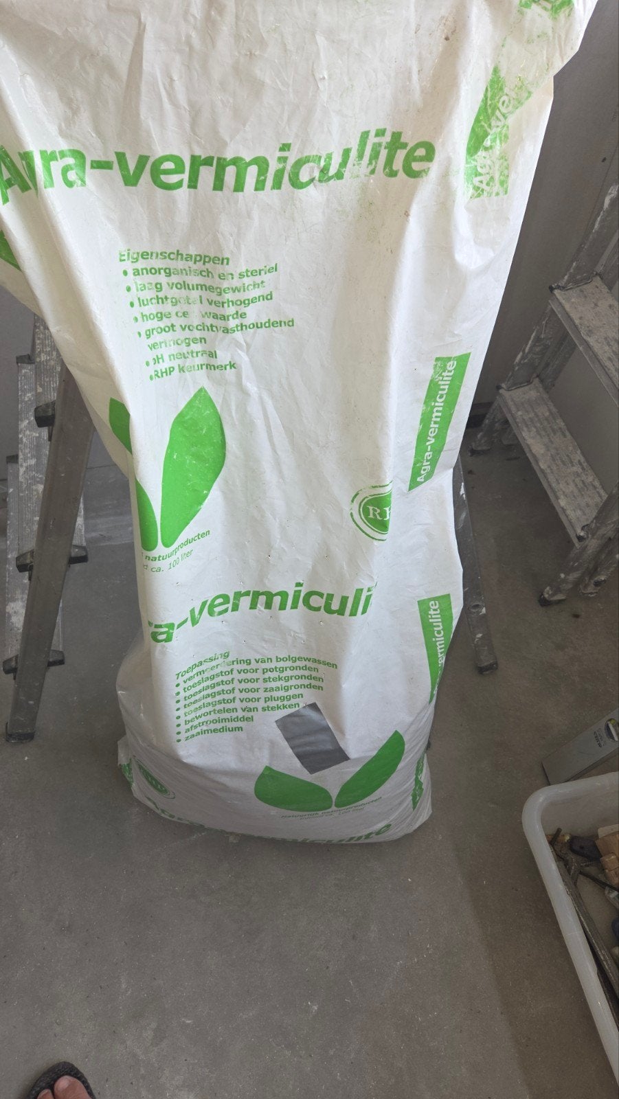 vermiculiet korrels voor isoleren van het rookkanaal, Ophalen