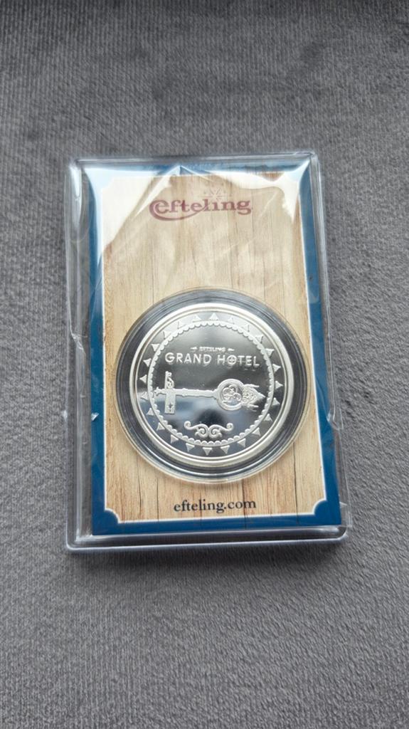 Efteling Grand Hotel munt nieuw!, Ophalen, Nieuw, Button of Speldje