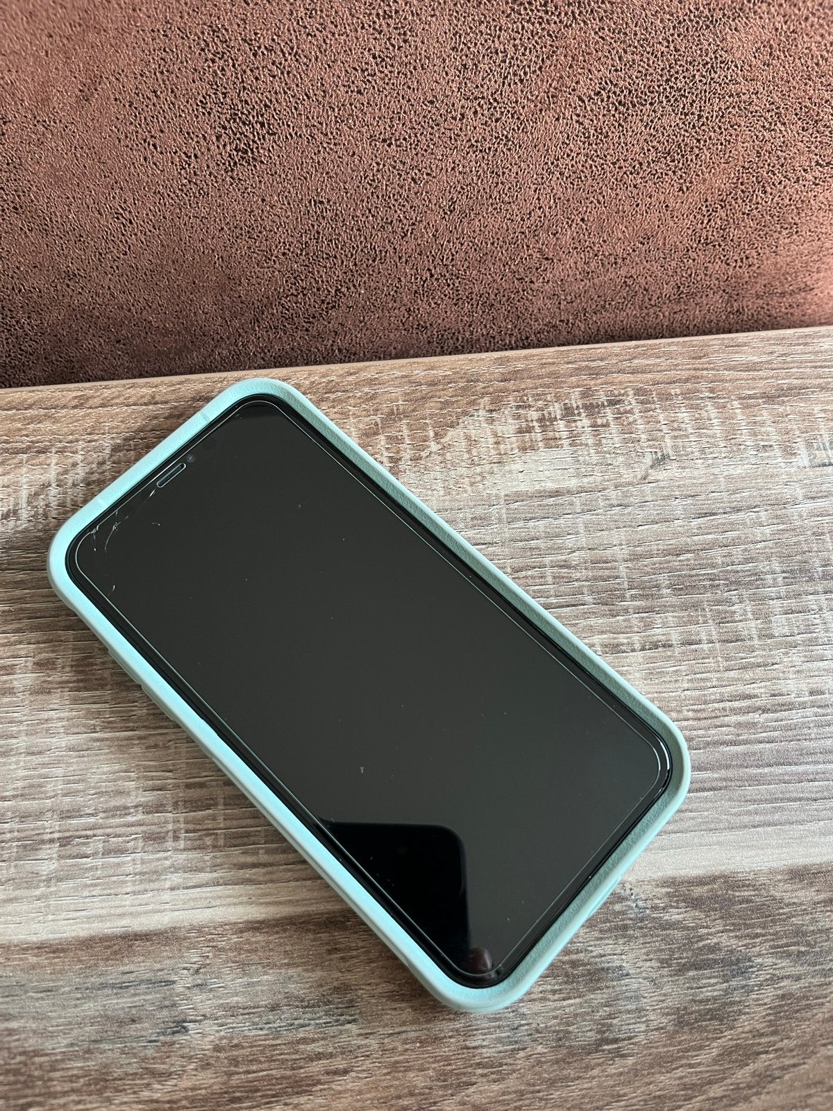 Foto 11 van iPhone 11 (128GB) Groen met OtterBox hoesje