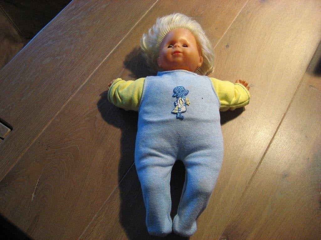 oude pop met stoffen lijfje en slaapogen in HollyHobby pakje, Verzamelen, Verzenden, Gebruikt, Pop