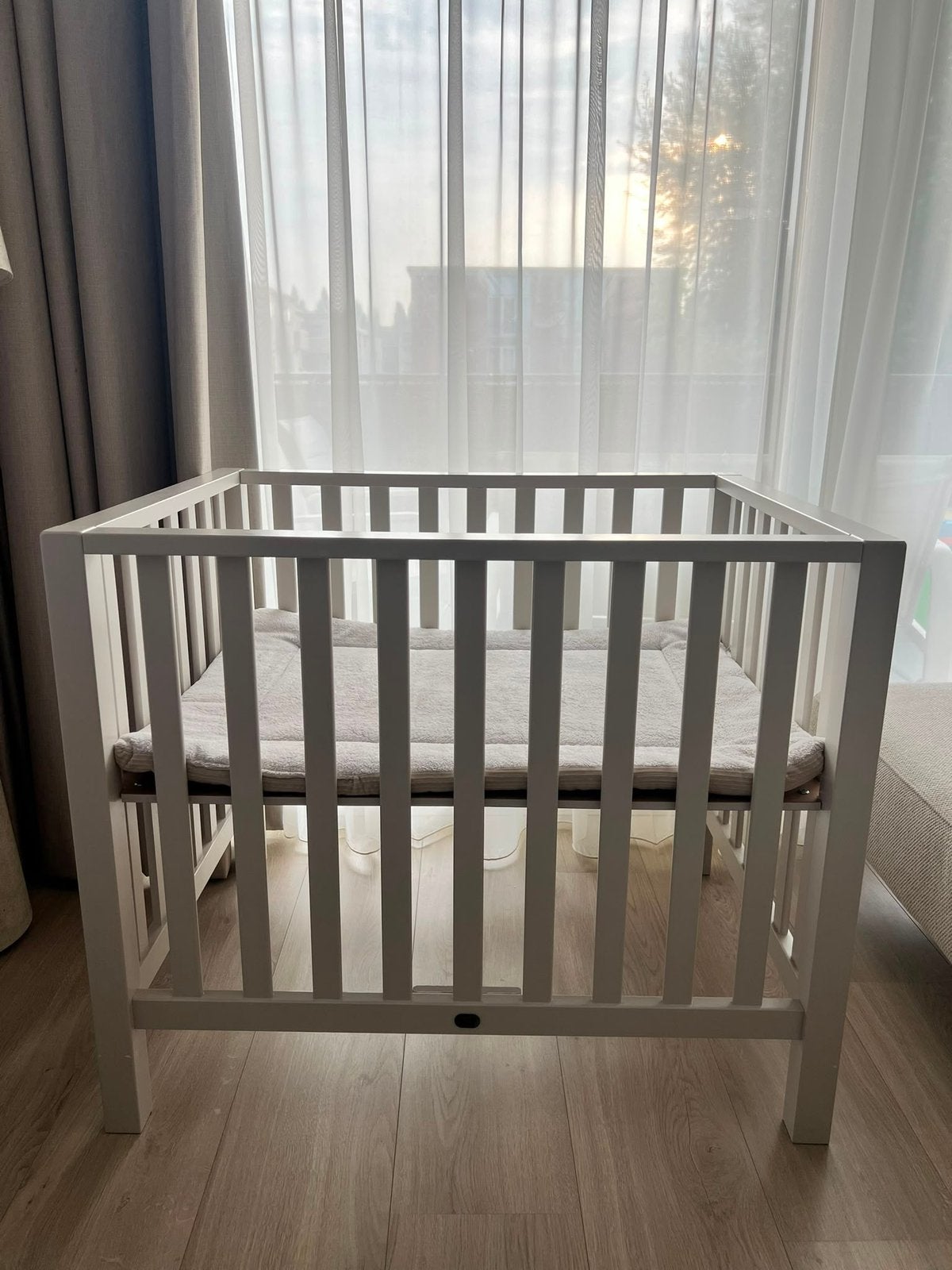 Taupe Beige houten babybox nette staat, Ophalen, Zo goed als nieuw, Vierkant, Boxkleed