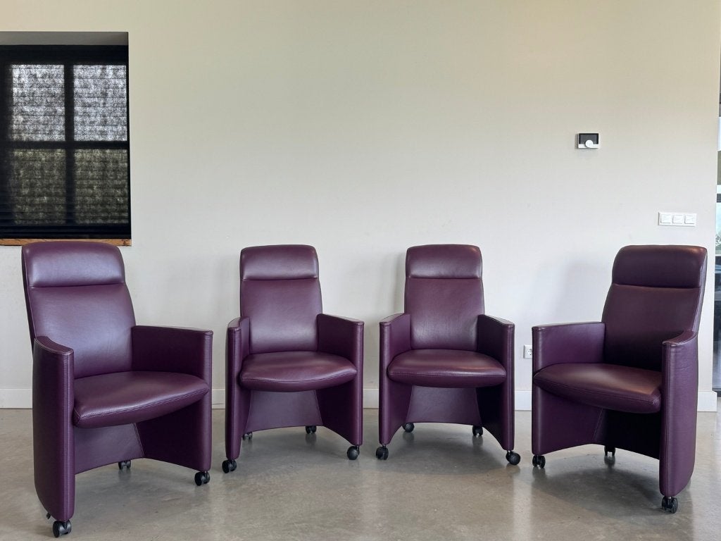 Leolux 4 eetkamerstoelen paars leer op wieltjes – als nieuw, Overige kleuren, Design, Leer, Ophalen of Verzenden