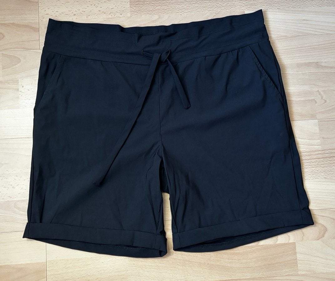Zwarte korte broek, travel short, travelstof Norah mt. 44., Kleding | Dames, Broeken en Pantalons, Kort, ., Zwart, Maat 46/48 (XL) of groter