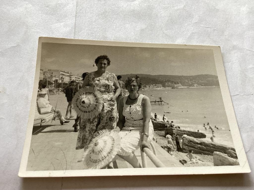 Deventer verzetsstrijder jan Berghuis  parasols op strand,, Gebruikt, Foto, 1940 tot 1960, Buitenland