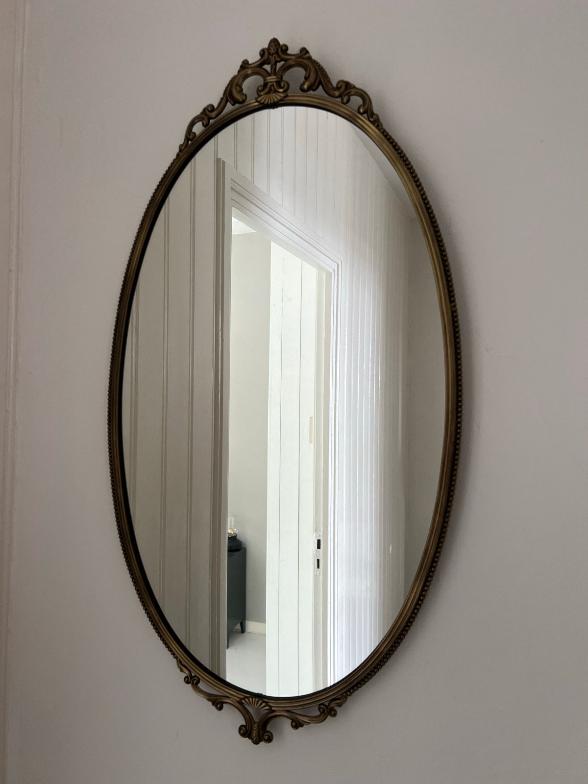 Antieke ovale spiegel met sierlijk messing frame, Antiek en Kunst, Ophalen, Ovaal, Minder dan 50 cm, Minder dan 100 cm